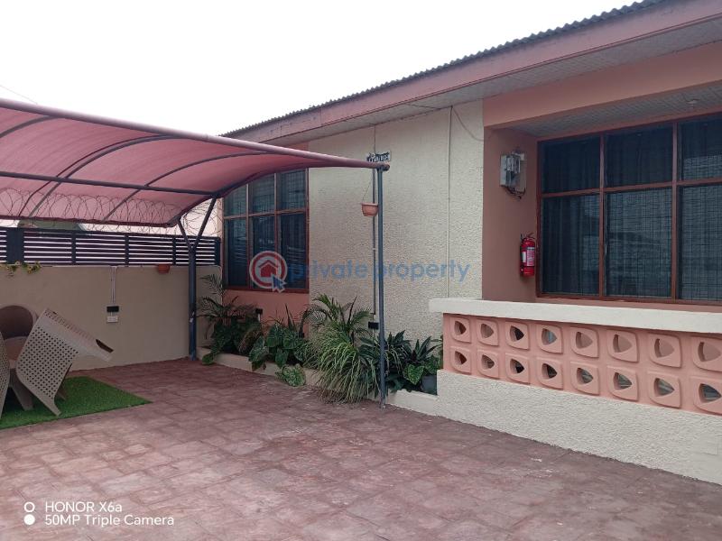 3 bedroom Semi detached Bungalow For Rent Sakumono Spintex Accra - 0