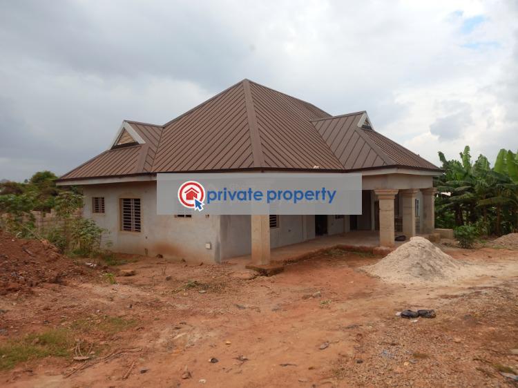 4 bedroom House For Sale &nbsp;bebu on Santasi Road. Kumasi Metropolitan Ashanti - 2