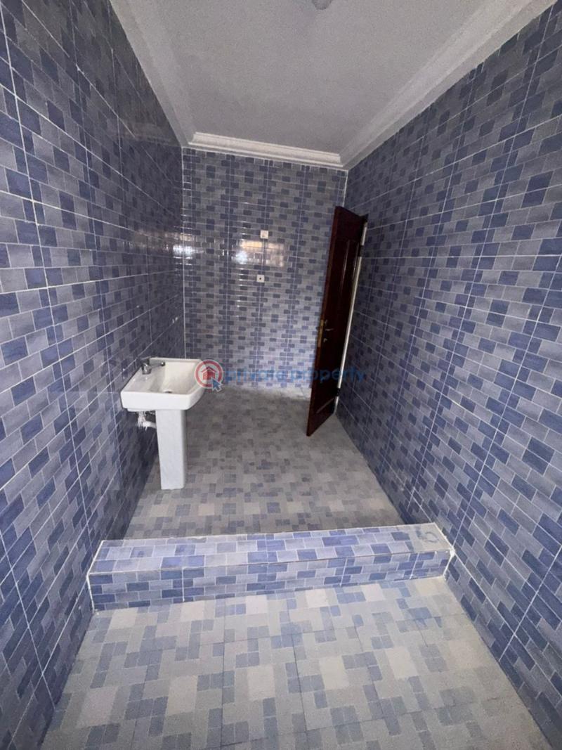 4 bedroom Block of Flats For Rent Exhibition Near Seven Great Dansoman Accra - 5