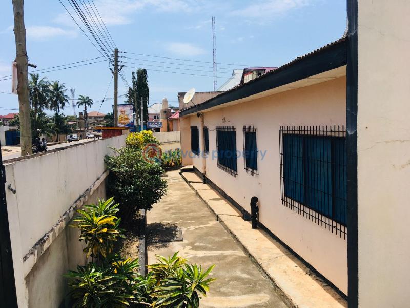 6 bedroom Detached Bungalow For Sale Official Town Odorkor Accra - 4