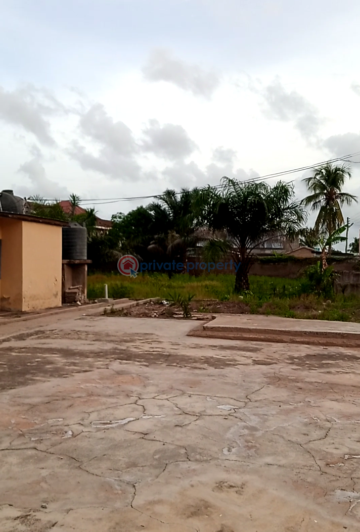 5 bedroom Detached Bungalow For Sale Amanfro Accra New Town  - 3