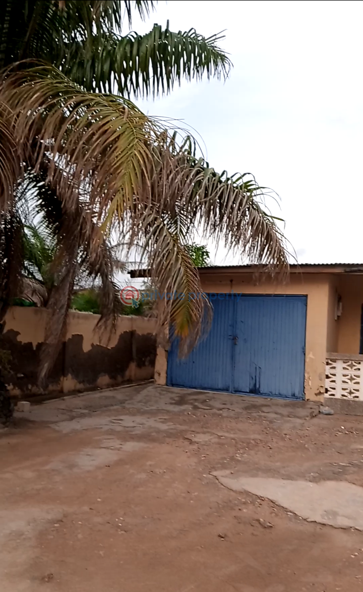 5 bedroom Detached Bungalow For Sale Amanfro Accra New Town  - 4