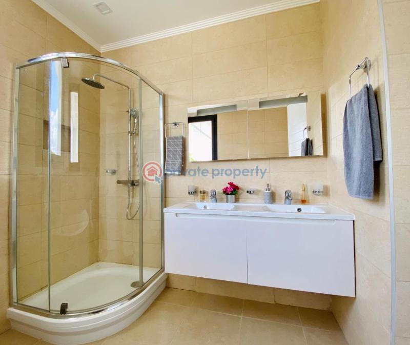 5 bedroom Townhouse For Sale North Ridge Accra - 3