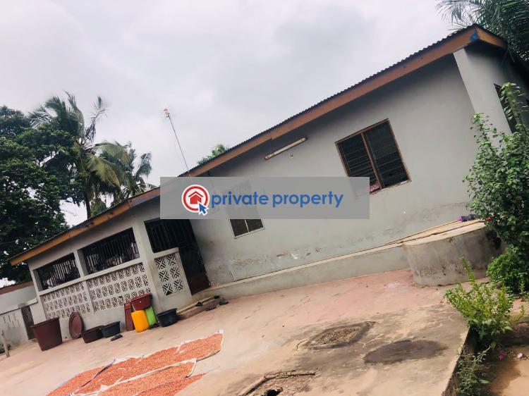 5 bedroom Detached Bungalow For Sale &nbsp;lapaz New Market Area Accra Metropolitan  - 1