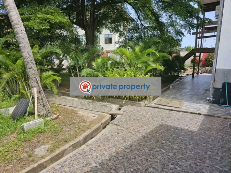 5 bedroom Detached Duplex For Sale Kanda Estate Accra - 4
