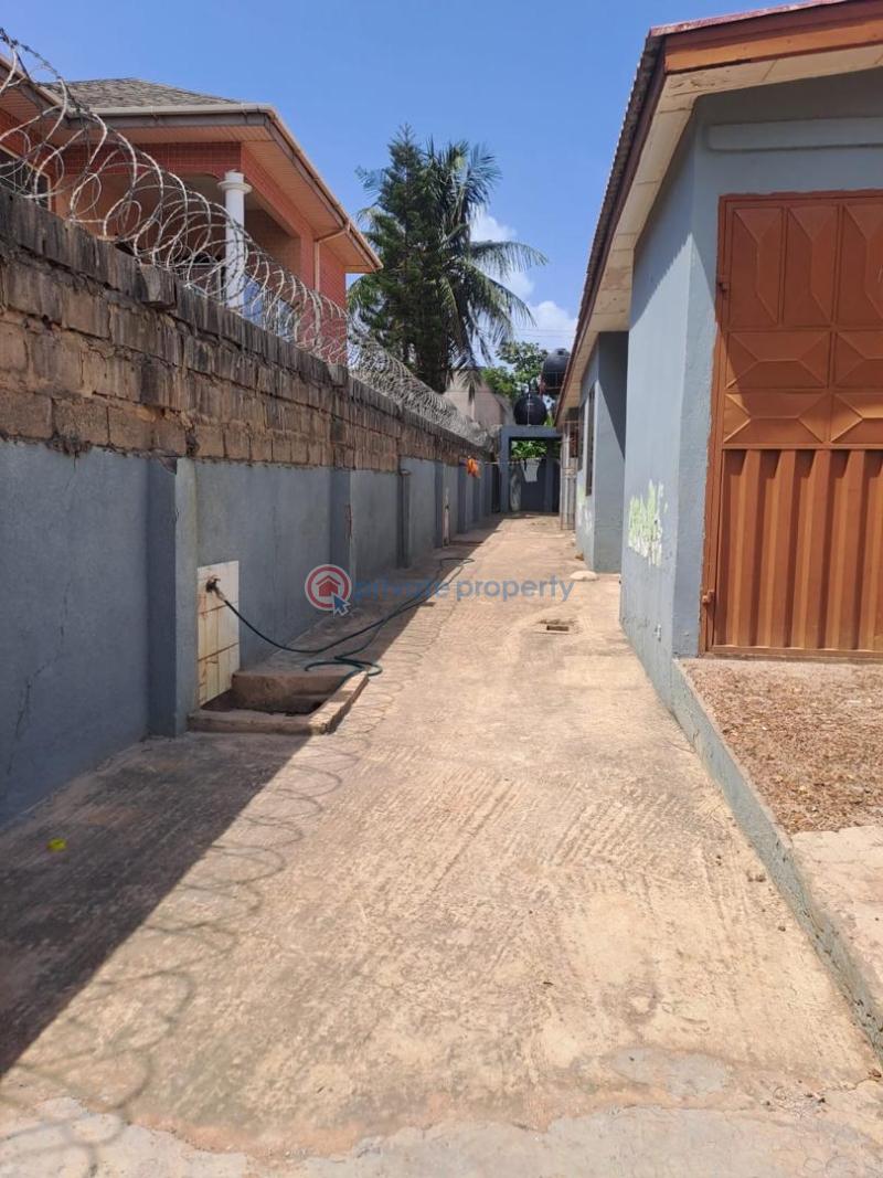 6 bedroom House For Sale Around Assemblies Of God ( House Of Love) Lashibi Accra - 1