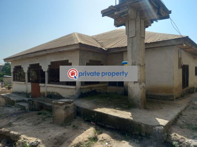 6 bedroom House For Sale &nbsp;kenyasi Abrem on Buokrom Road. Kumasi Metropolitan Ashanti - 2