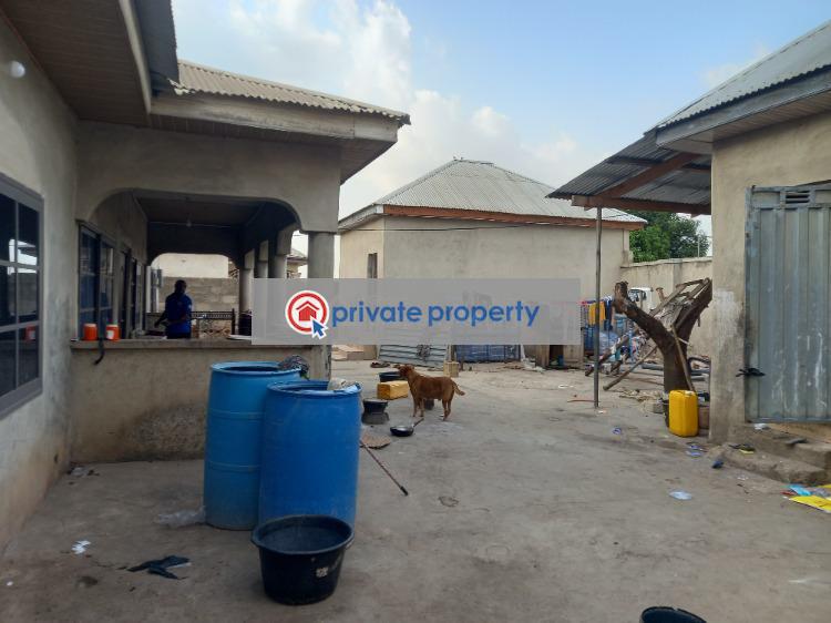 6 bedroom House For Sale &nbsp;kenyasi Adwumam. ( Mr. Motei). Kumasi Metropolitan Ashanti - 6
