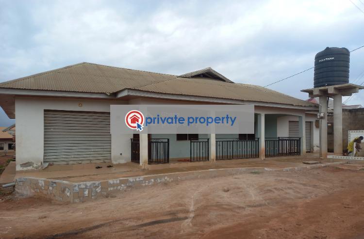 8 bedroom House For Sale &nbsp;akropong On Abuakwa Road. Kumasi Metropolitan Ashanti - 0
