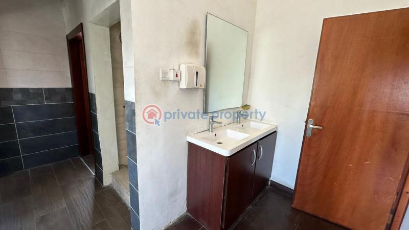 4 bedroom Restaurant / Bar For Rent Osu Papaye Osu Road Accra - 19