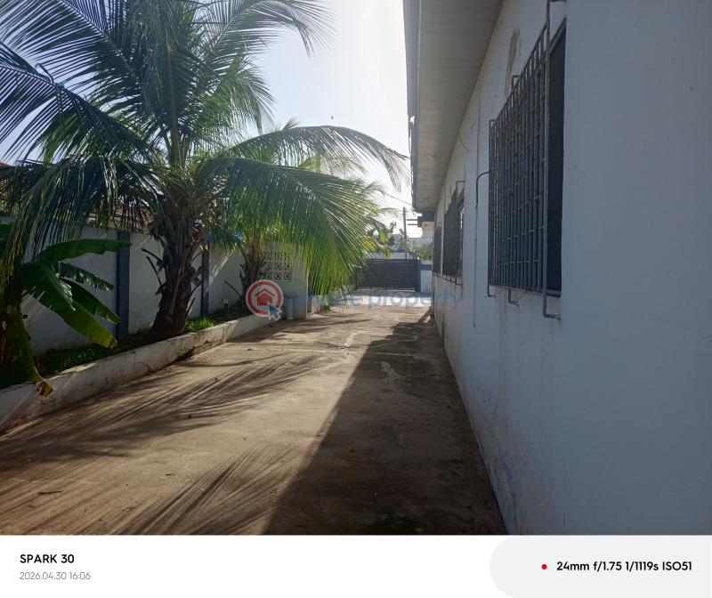 5 bedroom Commercial Property For Sale The Browns Realtor ,osu Oxford Street Osu Road Accra - 9