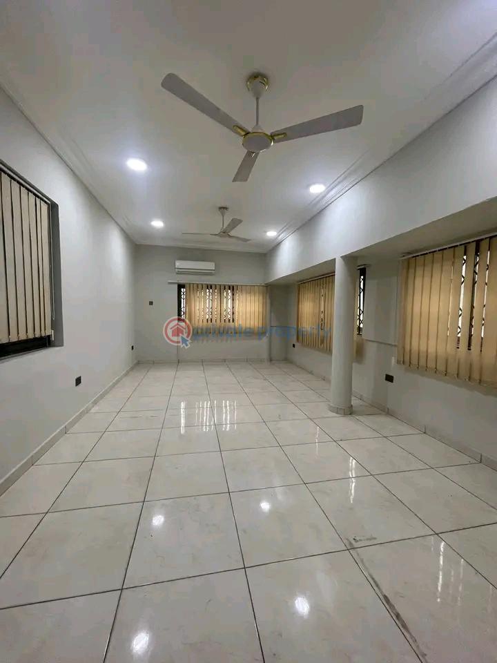 8 bedroom House For Rent Osu Accra - 7