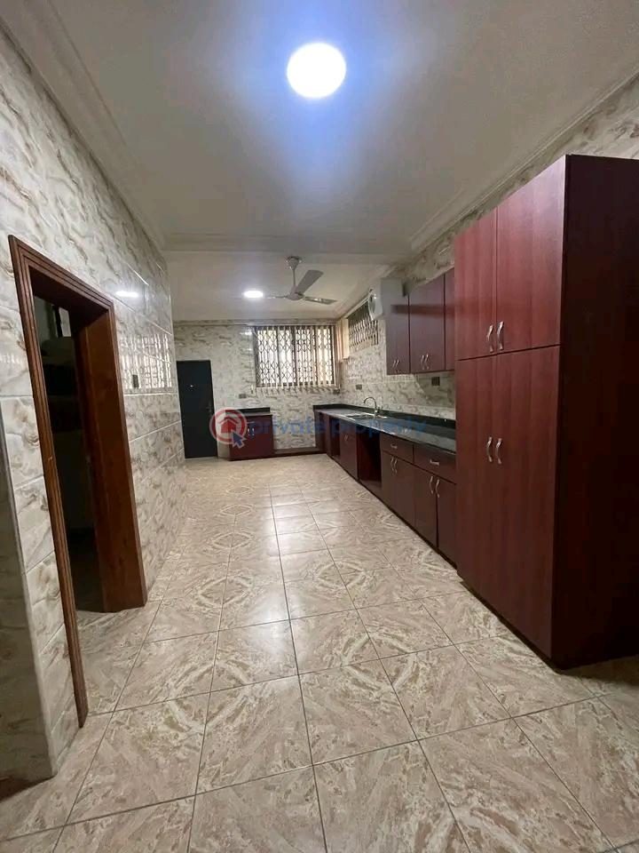 8 bedroom House For Rent Osu Accra - 10