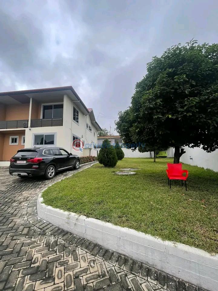 8 bedroom House For Rent Osu Accra - 2