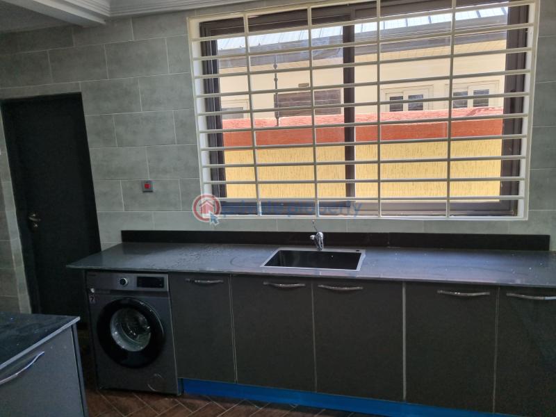 4 bedroom House For Sale Hfc Estate, Near The Police Station comm 25 Tema Accra - 10