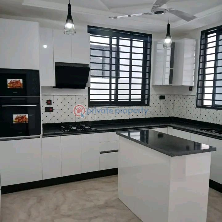 4 bedroom Townhouse For Sale East Airport Airport Residential Area Accra - 3