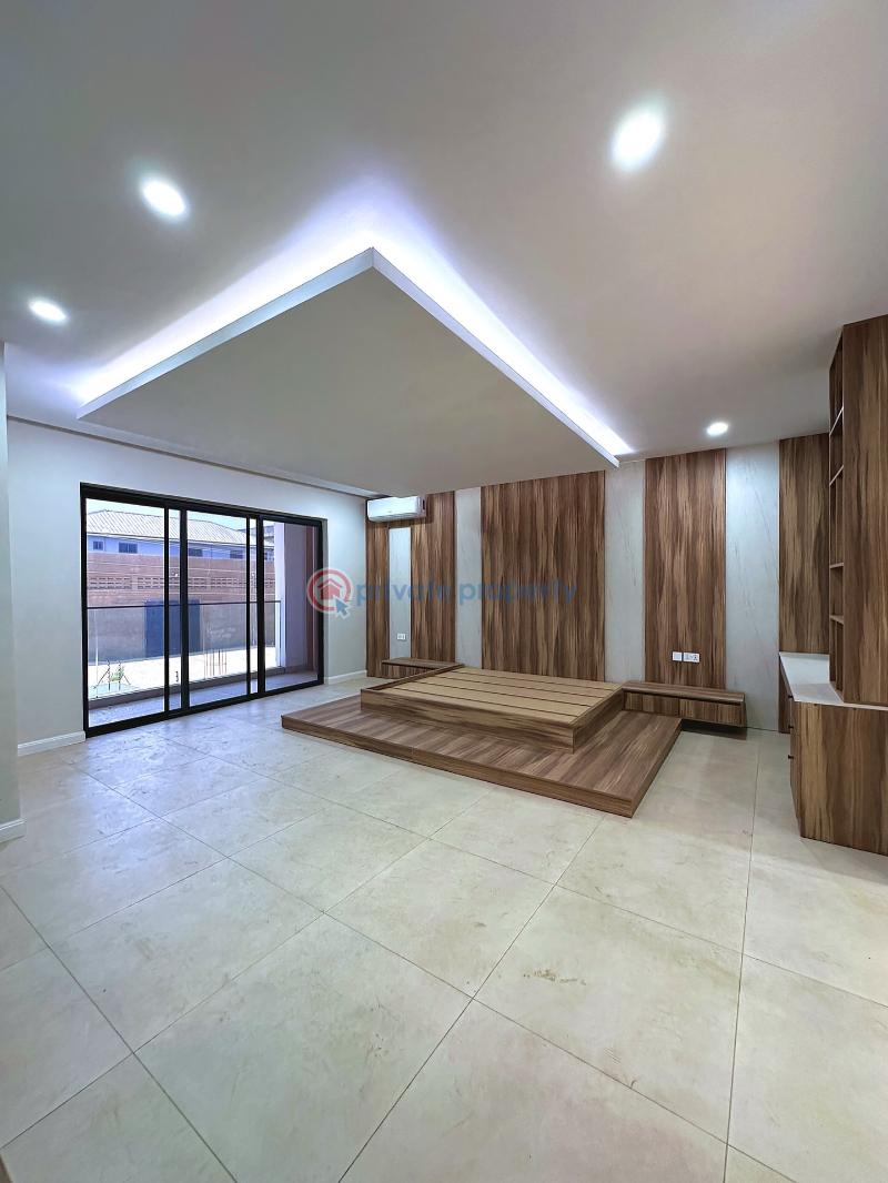 5 bedroom House For Sale East Airport Airport Residential Area Accra - 1