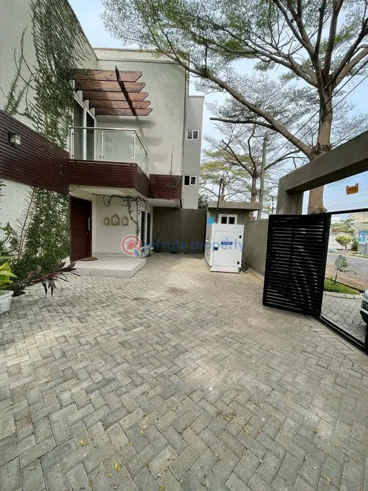 4 bedroom House For Sale Labone La Dade Kotopon Municipal Accra - 1