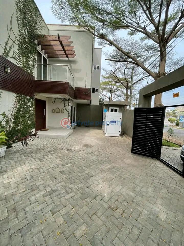 4 bedroom House For Sale Labone Ledzokuku-Krowor Accra - 1