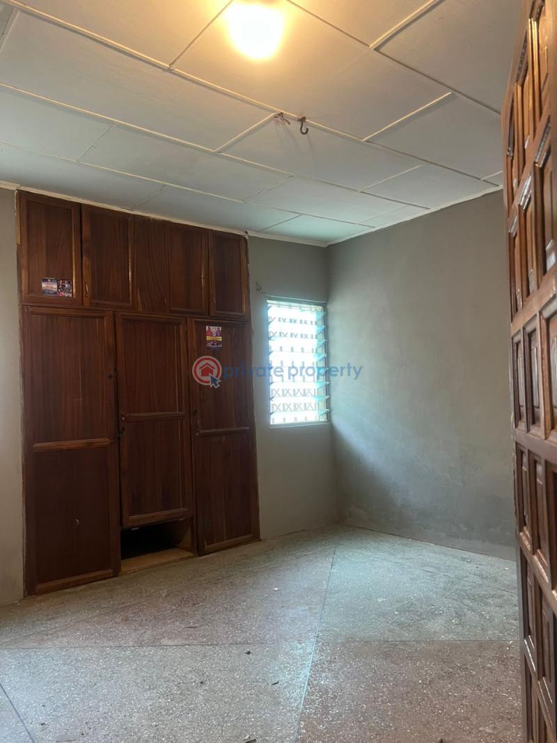 4 bedroom House For Sale Broadcastle Ga South Municipal Accra - 3