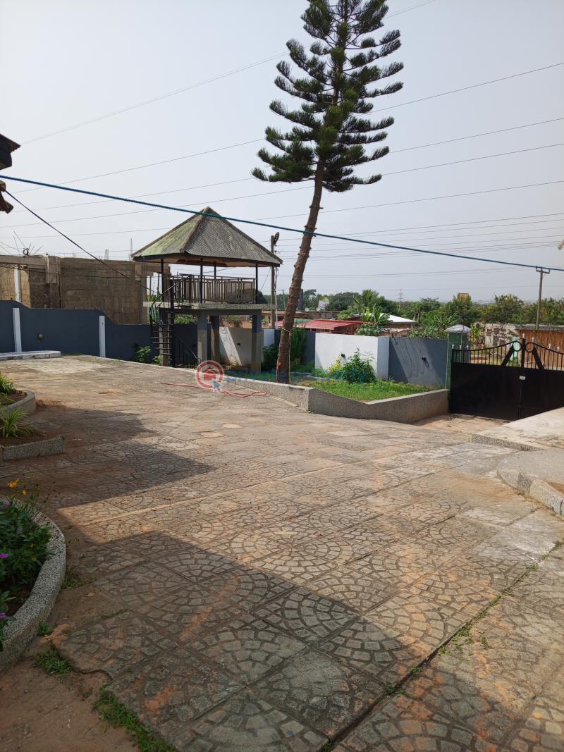 4 bedroom House For Sale Broadcastle Ga South Municipal Accra - 19