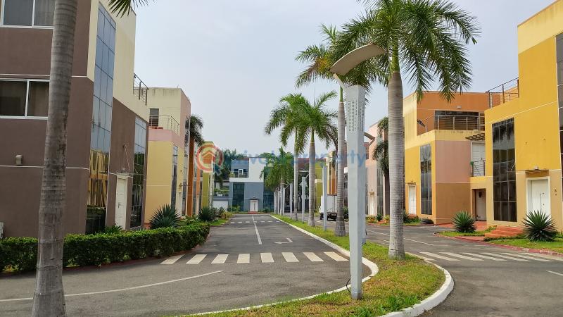 4 bedroom Townhouse For Sale El Senoussi St, Accra North Ridge Accra - 1