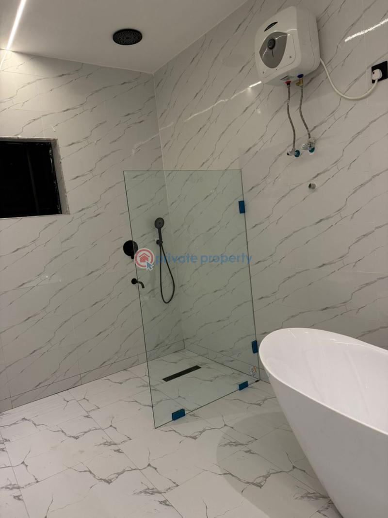 6 bedroom House For Sale Tech Kentinkrono On Tech Road. Kumasi Metropolitan Ashanti - 6