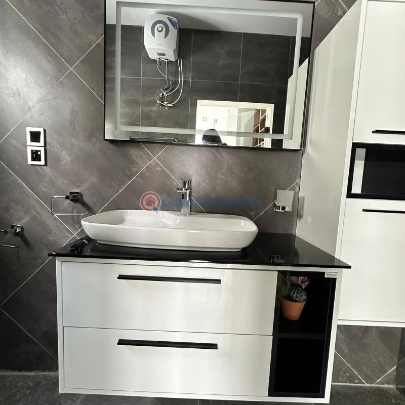 4 bedroom Detached Bungalow For Sale Lakeside Estates. Adenta Municipal Accra - 18