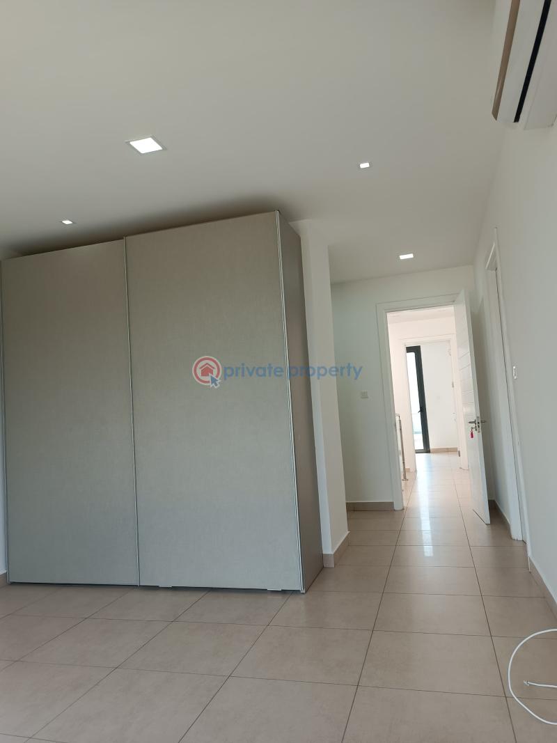 5 bedroom Townhouse For Sale North Ridge Accra - 14