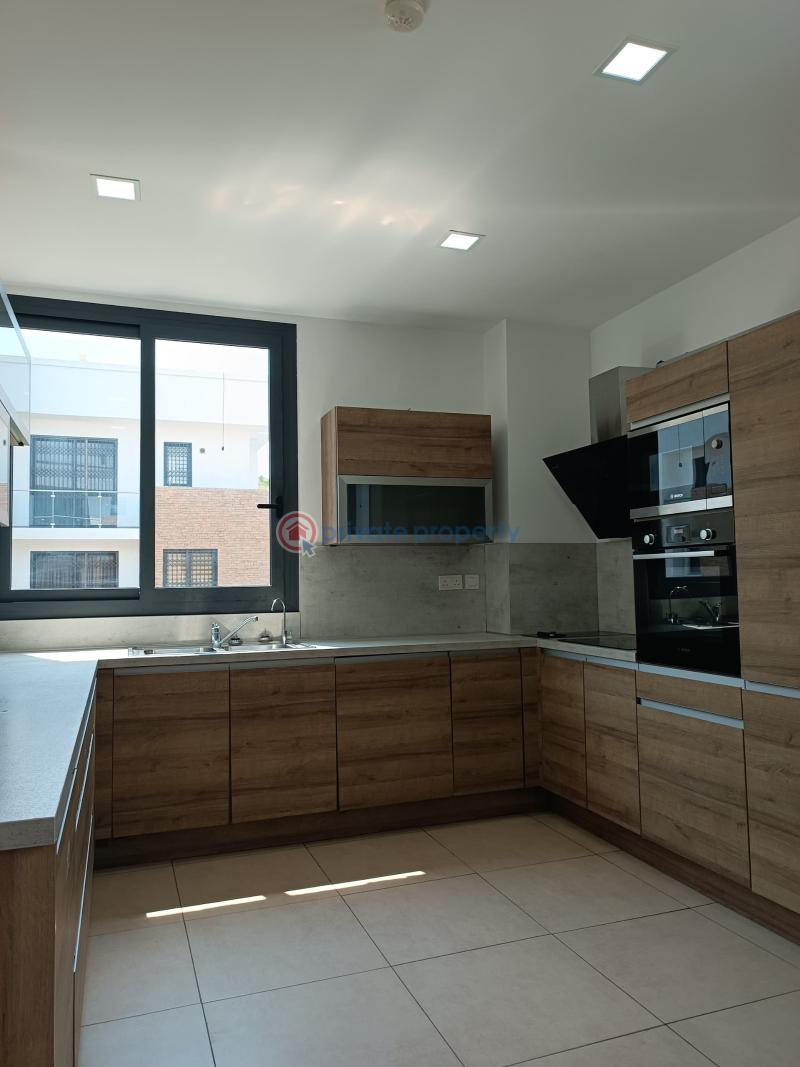 5 bedroom Townhouse For Sale North Ridge Accra - 6
