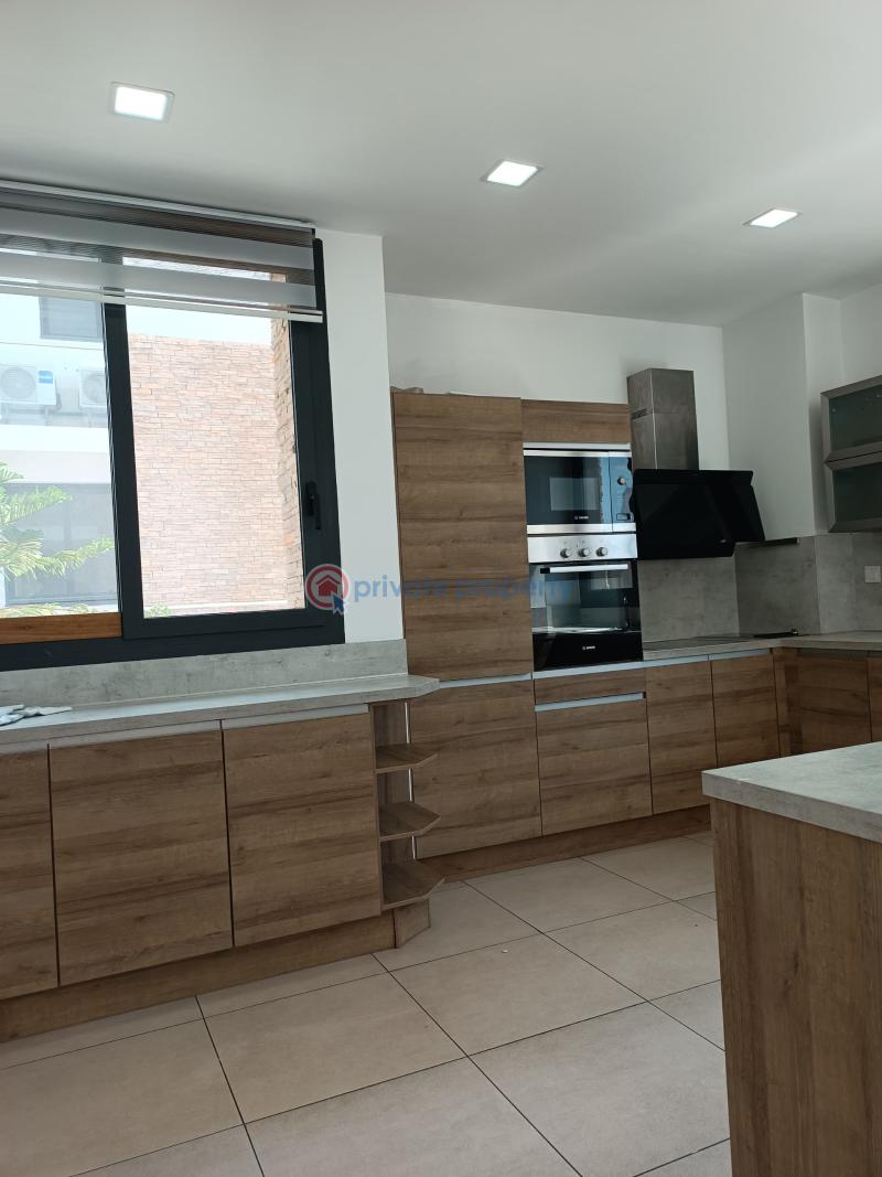 5 bedroom Townhouse For Sale North Ridge Accra - 2