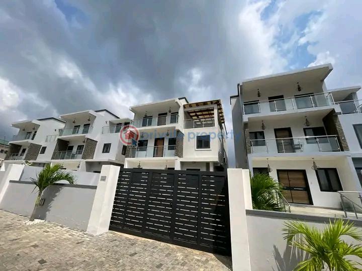 4 bedroom Townhouse For Rent Labone Labadi-Aborm Accra - 1