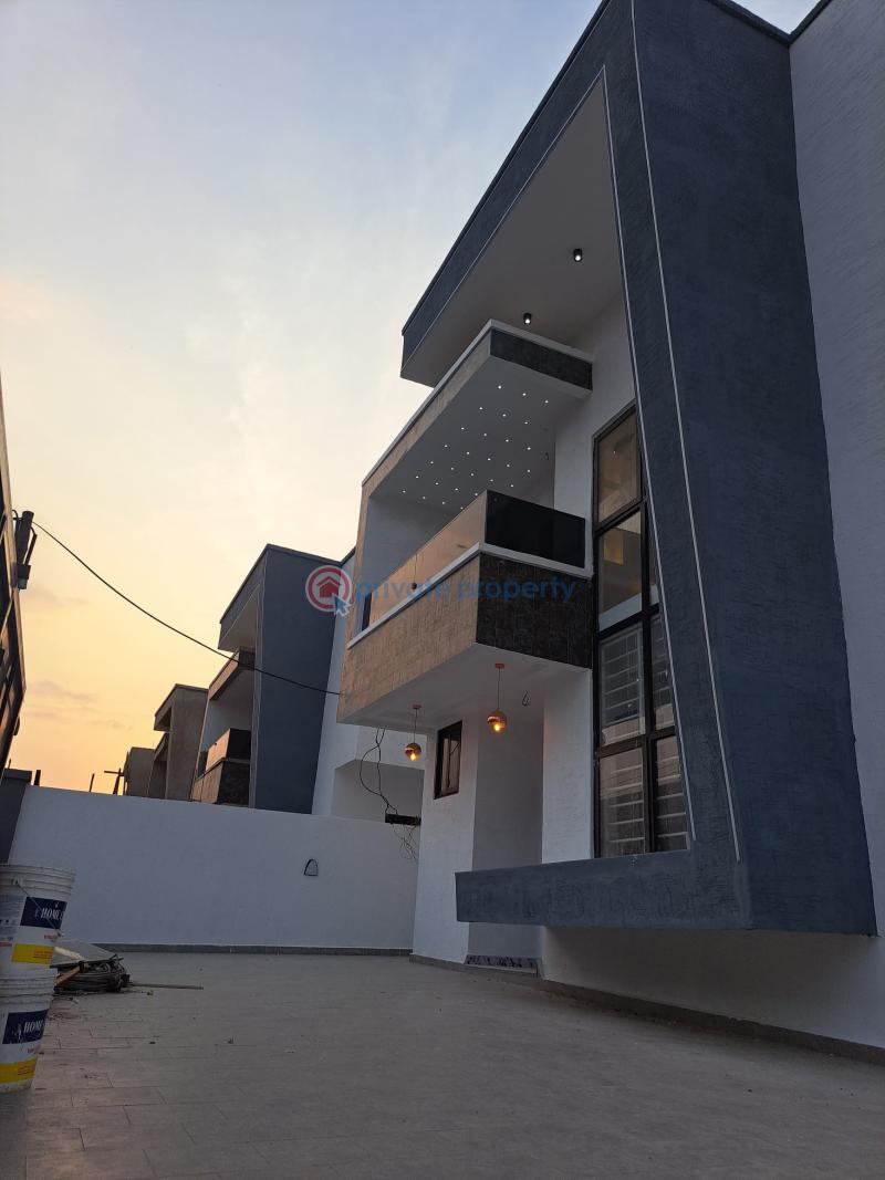 4 bedroom House For Sale Sakumono, Lashibi Community 14, Off Spintex Road,5min Drive From Junction Mall, Close To Sakumono Celebrity Golf Course. Lashibi Accra - 40