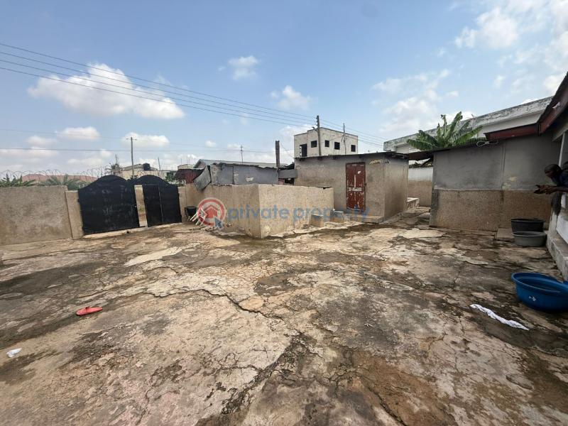 8 bedroom Detached Bungalow For Sale Kata Nyamekye Area Lapaz Accra - 2