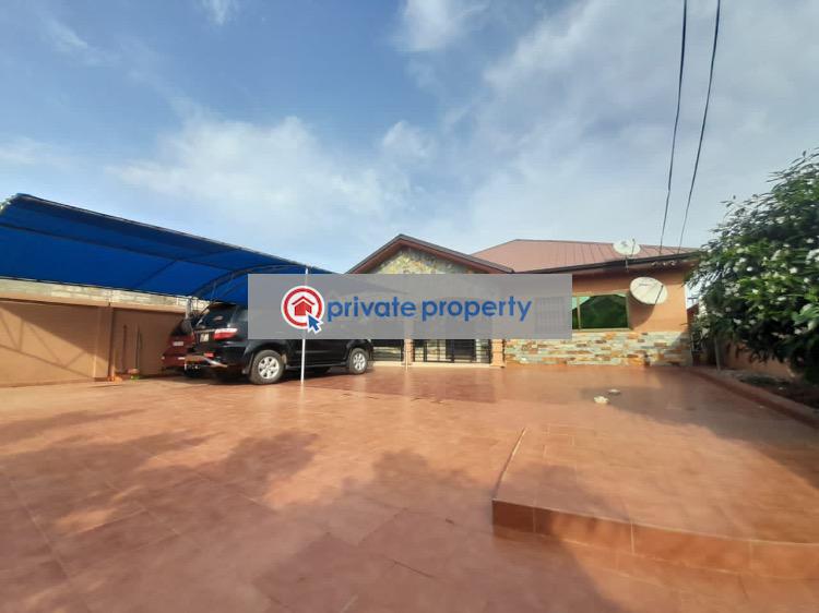 4 bedroom Detached Bungalow For Sale &nbsp;ut Estates Road Junction oyibi. Accra - 11
