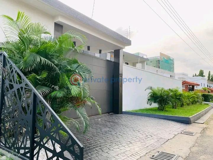4 bedroom Townhouse For Rent Labone Labadi-Aborm Accra - 1