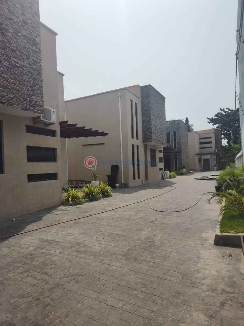 3 bedroom Townhouse For Sale Labone La Dade Kotopon Municipal Accra - 2