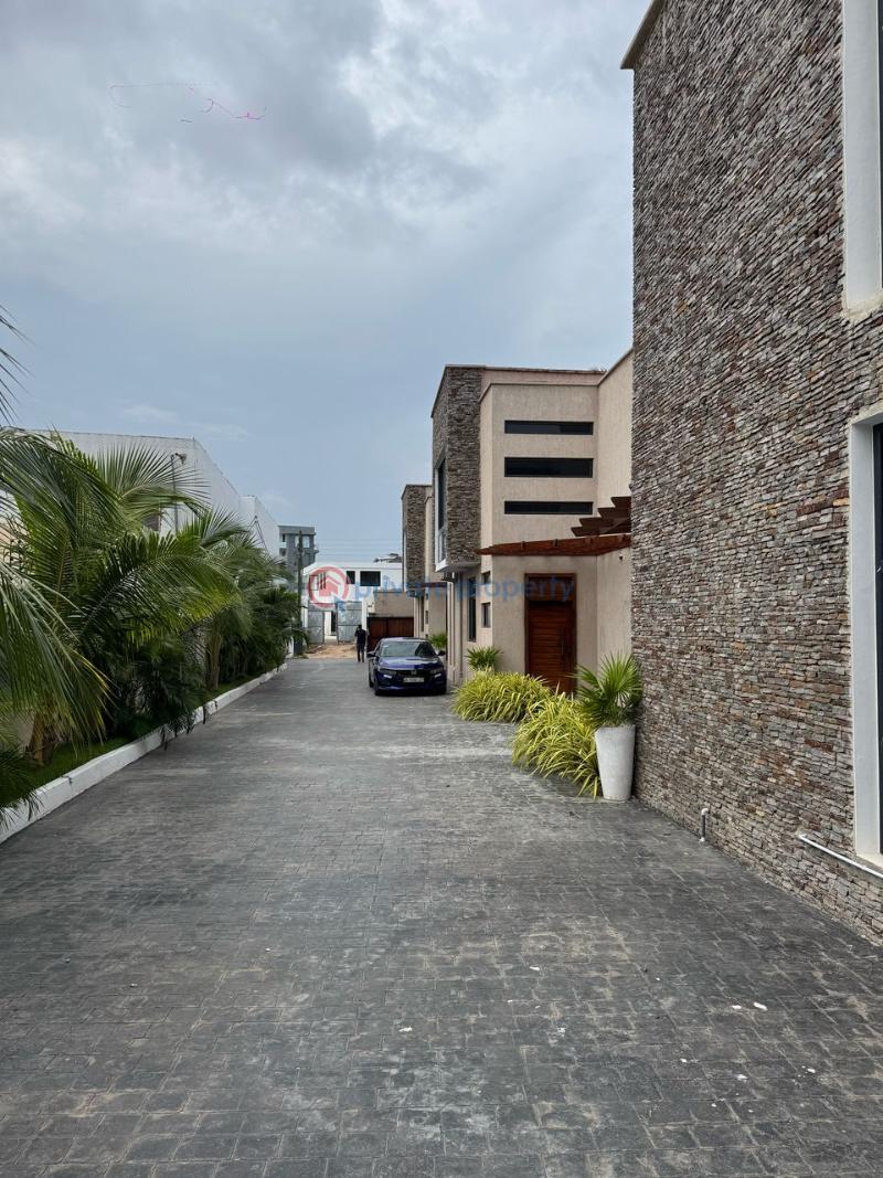 4 bedroom Townhouse For Sale Labone Labadi-Aborm Accra - 1