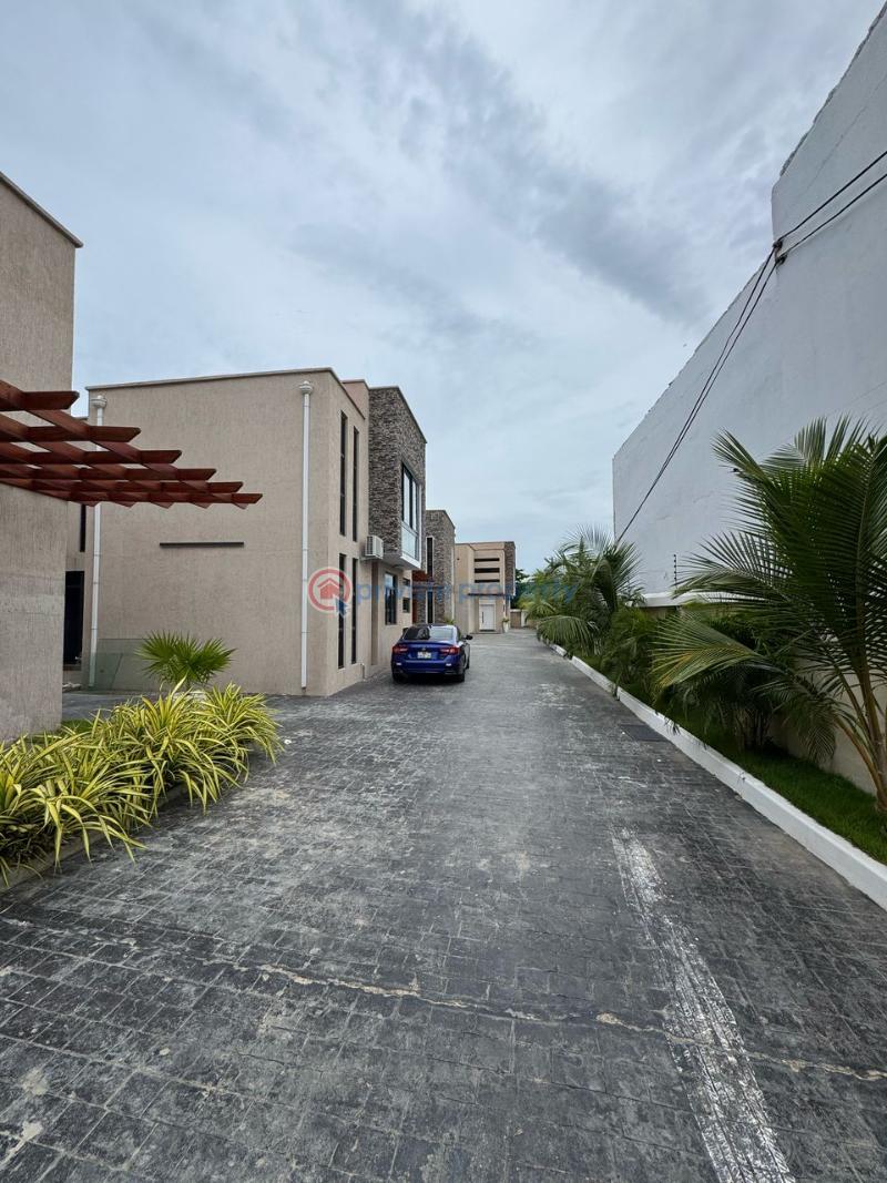 4 bedroom Townhouse For Sale Labone Labadi-Aborm Accra - 2