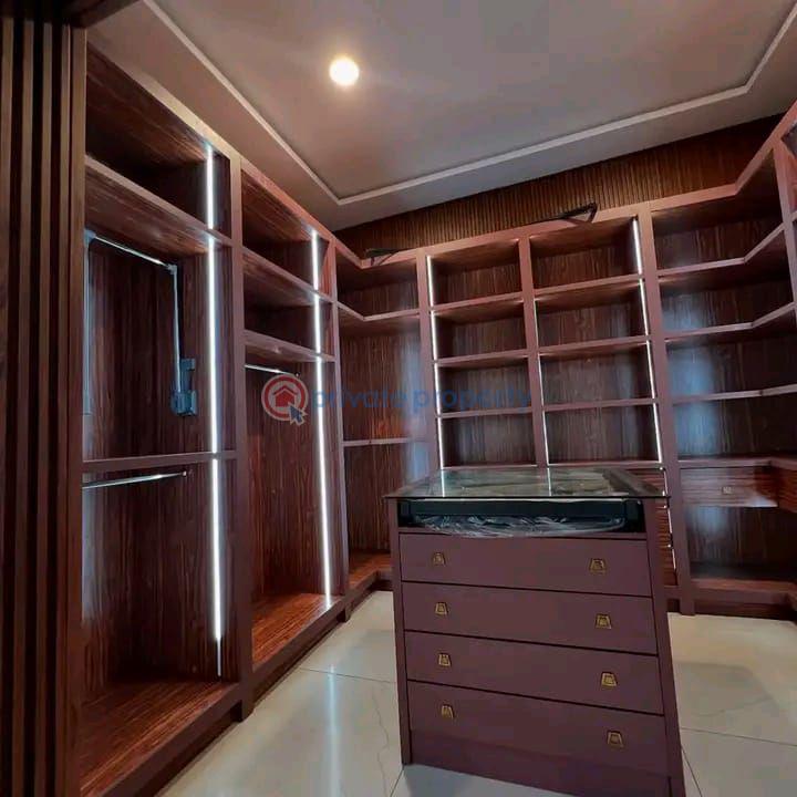 5 bedroom Townhouse For Sale East Airport Airport Residential Area Accra - 5