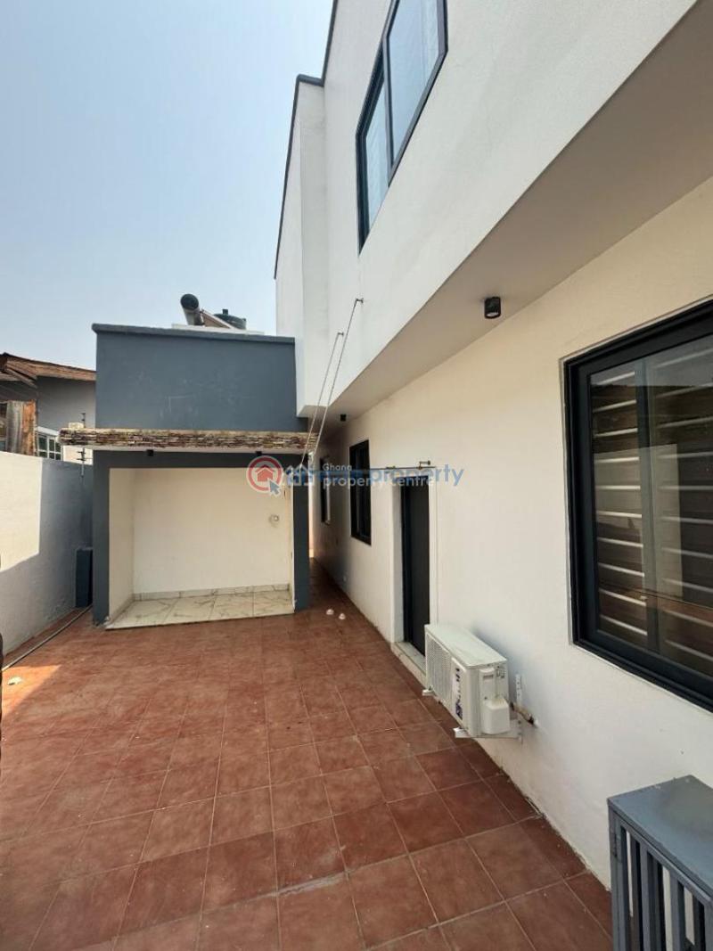 6 bedroom Hostel For Sale Lakeside Estates. Adenta Municipal Accra - 3