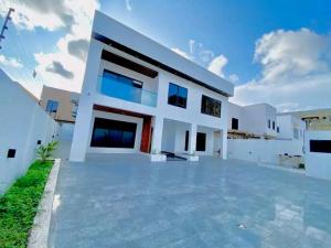 5 bedroom Townhouse For Sale East Airport Airport Residential Area Accra