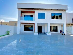 5 bedroom House For Sale East Airport Airport Residential Area Accra