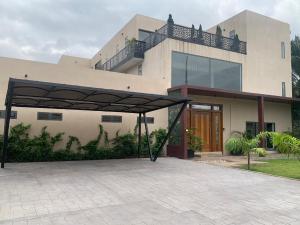 8 bedroom House For Sale Labone La Dade Kotopon Municipal Accra