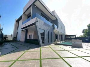 5 bedroom Townhouse For Sale East Airport Airport Residential Area Accra